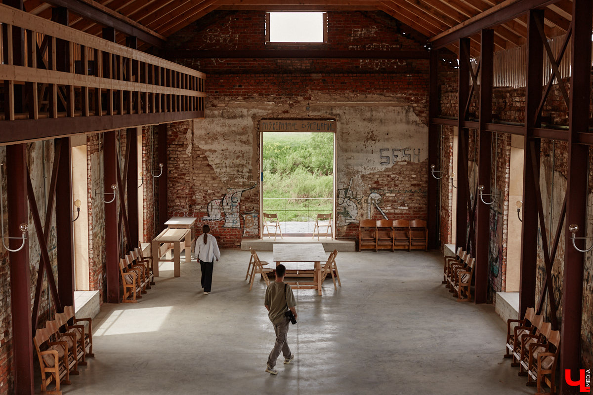 Не раз доказывали, что заброшка может стать точкой притяжения. Яркий тому пример — руины, оставшиеся от ГЭС, в селе Заполицы. Силами креативно мыслящих людей их превратили в арт-пространство. «Ключ-Медиа» пообщался с местным куратором Анастасией Вавиловой и узнал, кому и для чего сюда также стоит заглянуть.