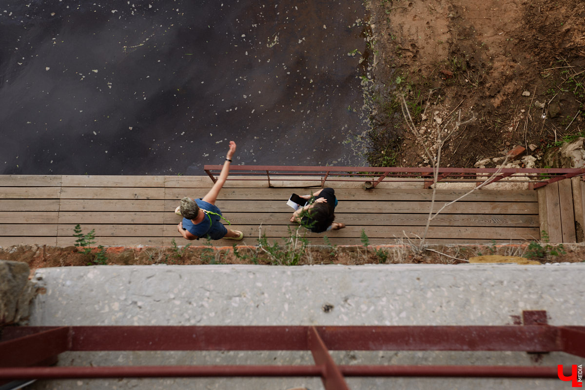 Не раз доказывали, что заброшка может стать точкой притяжения. Яркий тому пример — руины, оставшиеся от ГЭС, в селе Заполицы. Силами креативно мыслящих людей их превратили в арт-пространство. «Ключ-Медиа» пообщался с местным куратором Анастасией Вавиловой и узнал, кому и для чего сюда также стоит заглянуть.