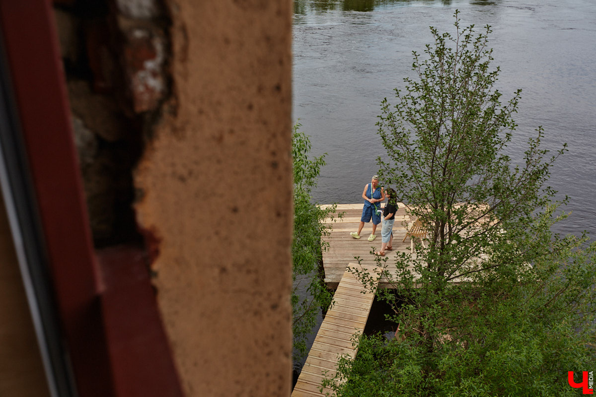 Не раз доказывали, что заброшка может стать точкой притяжения. Яркий тому пример — руины, оставшиеся от ГЭС, в селе Заполицы. Силами креативно мыслящих людей их превратили в арт-пространство. «Ключ-Медиа» пообщался с местным куратором Анастасией Вавиловой и узнал, кому и для чего сюда также стоит заглянуть.