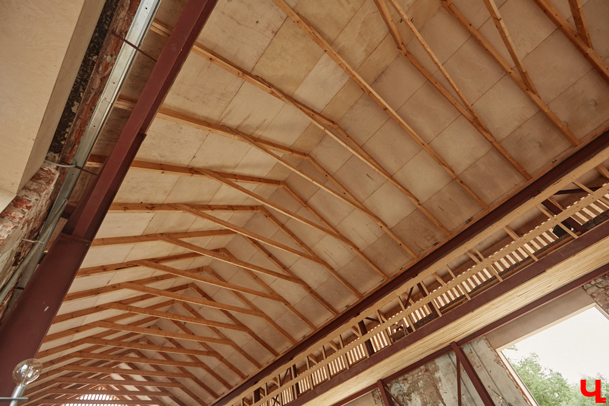 Не раз доказывали, что заброшка может стать точкой притяжения. Яркий тому пример — руины, оставшиеся от ГЭС, в селе Заполицы. Силами креативно мыслящих людей их превратили в арт-пространство. «Ключ-Медиа» пообщался с местным куратором Анастасией Вавиловой и узнал, кому и для чего сюда также стоит заглянуть.