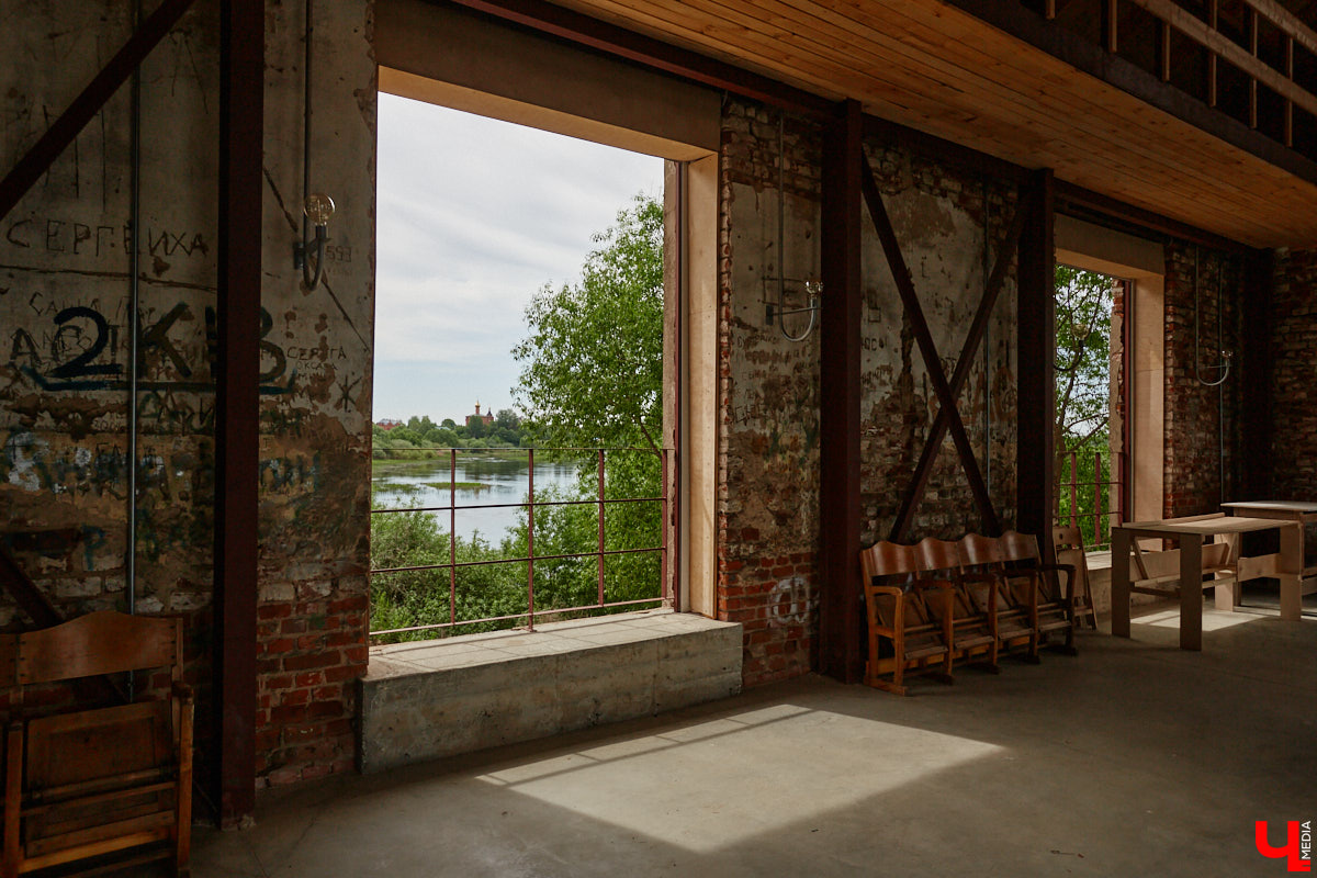 Не раз доказывали, что заброшка может стать точкой притяжения. Яркий тому пример — руины, оставшиеся от ГЭС, в селе Заполицы. Силами креативно мыслящих людей их превратили в арт-пространство. «Ключ-Медиа» пообщался с местным куратором Анастасией Вавиловой и узнал, кому и для чего сюда также стоит заглянуть.