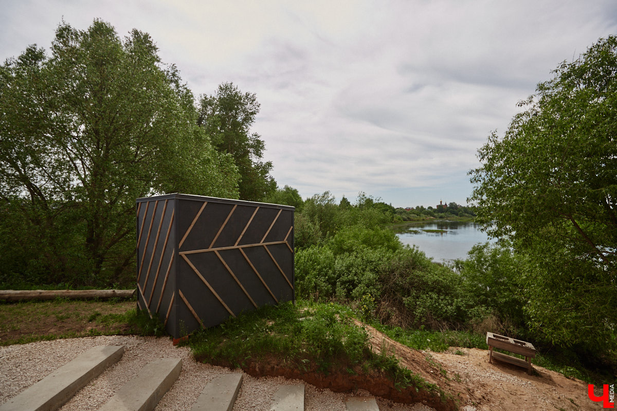 Не раз доказывали, что заброшка может стать точкой притяжения. Яркий тому пример — руины, оставшиеся от ГЭС, в селе Заполицы. Силами креативно мыслящих людей их превратили в арт-пространство. «Ключ-Медиа» пообщался с местным куратором Анастасией Вавиловой и узнал, кому и для чего сюда также стоит заглянуть.