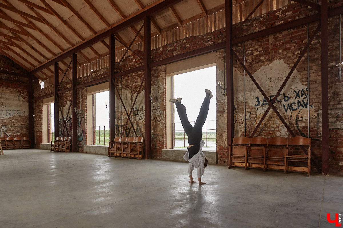 Не раз доказывали, что заброшка может стать точкой притяжения. Яркий тому пример — руины, оставшиеся от ГЭС, в селе Заполицы. Силами креативно мыслящих людей их превратили в арт-пространство. «Ключ-Медиа» пообщался с местным куратором Анастасией Вавиловой и узнал, кому и для чего сюда также стоит заглянуть.