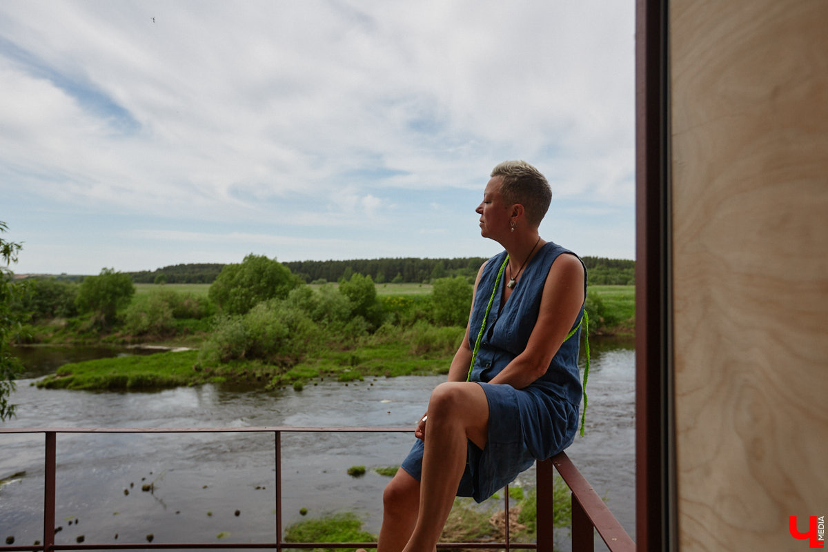 Не раз доказывали, что заброшка может стать точкой притяжения. Яркий тому пример — руины, оставшиеся от ГЭС, в селе Заполицы. Силами креативно мыслящих людей их превратили в арт-пространство. «Ключ-Медиа» пообщался с местным куратором Анастасией Вавиловой и узнал, кому и для чего сюда также стоит заглянуть.