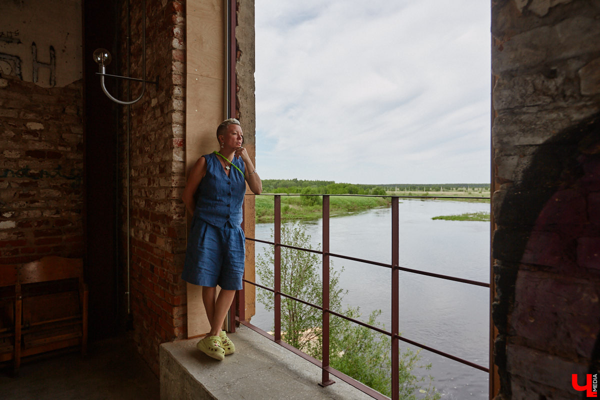 Не раз доказывали, что заброшка может стать точкой притяжения. Яркий тому пример — руины, оставшиеся от ГЭС, в селе Заполицы. Силами креативно мыслящих людей их превратили в арт-пространство. «Ключ-Медиа» пообщался с местным куратором Анастасией Вавиловой и узнал, кому и для чего сюда также стоит заглянуть.