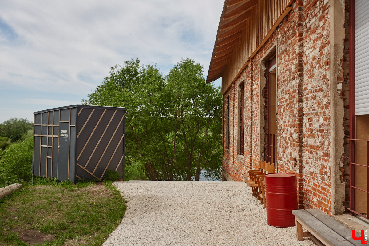 Не раз доказывали, что заброшка может стать точкой притяжения. Яркий тому пример — руины, оставшиеся от ГЭС, в селе Заполицы. Силами креативно мыслящих людей их превратили в арт-пространство. «Ключ-Медиа» пообщался с местным куратором Анастасией Вавиловой и узнал, кому и для чего сюда также стоит заглянуть.