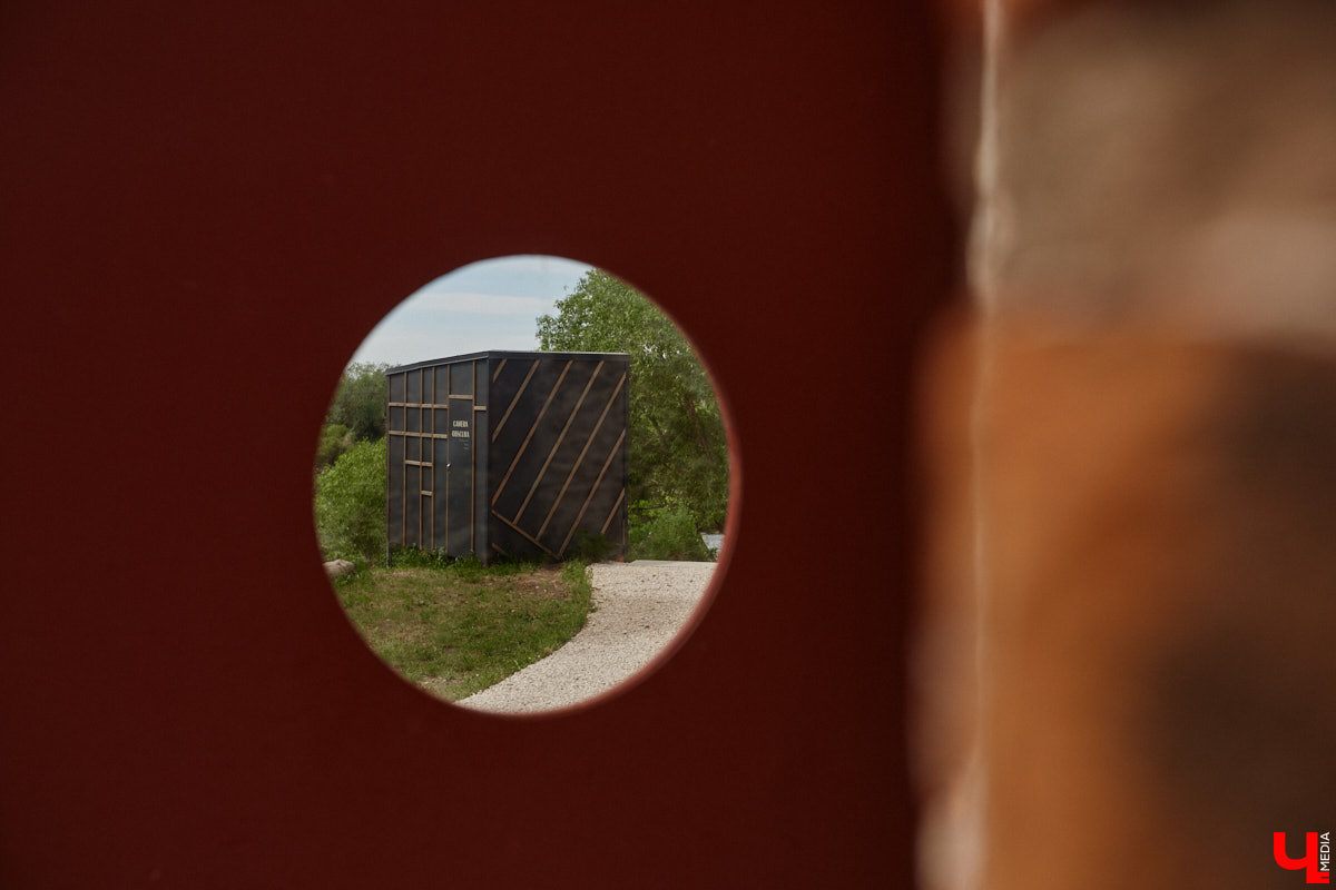 Не раз доказывали, что заброшка может стать точкой притяжения. Яркий тому пример — руины, оставшиеся от ГЭС, в селе Заполицы. Силами креативно мыслящих людей их превратили в арт-пространство. «Ключ-Медиа» пообщался с местным куратором Анастасией Вавиловой и узнал, кому и для чего сюда также стоит заглянуть.