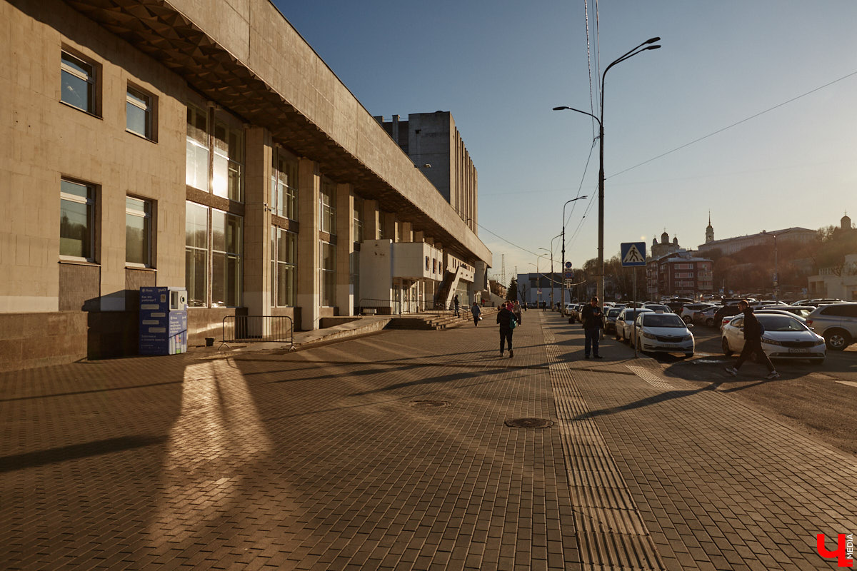 Во Владимире приступают к благоустройству Вокзальной площади. Работы продлятся два с половиной года и будут разбиты на несколько этапов. Первым делом на месте переложат коммуникации: перенесут газопровод, канализацию, водопровод и тепловые сети. Свои задачи по ремонту и у нового подрядчика, который будет задействован в реконструкции драмтеатра. Ему предстоит не только доделать, но и переделать часть объектов за предыдущей компанией.