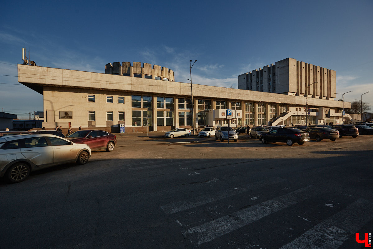 Во Владимире приступают к благоустройству Вокзальной площади. Работы продлятся два с половиной года и будут разбиты на несколько этапов. Первым делом на месте переложат коммуникации: перенесут газопровод, канализацию, водопровод и тепловые сети. Свои задачи по ремонту и у нового подрядчика, который будет задействован в реконструкции драмтеатра. Ему предстоит не только доделать, но и переделать часть объектов за предыдущей компанией.