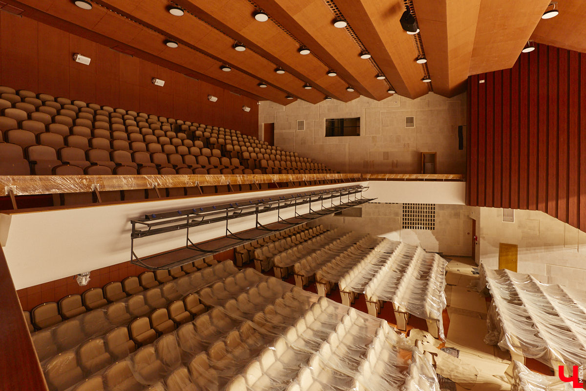 Во Владимире приступают к благоустройству Вокзальной площади. Работы продлятся два с половиной года и будут разбиты на несколько этапов. Первым делом на месте переложат коммуникации: перенесут газопровод, канализацию, водопровод и тепловые сети. Свои задачи по ремонту и у нового подрядчика, который будет задействован в реконструкции драмтеатра. Ему предстоит не только доделать, но и переделать часть объектов за предыдущей компанией.