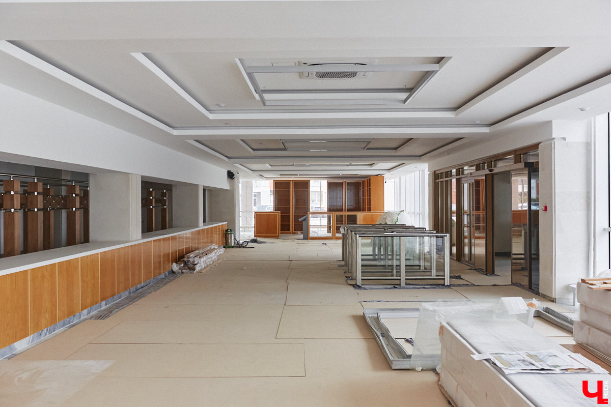 Во Владимире приступают к благоустройству Вокзальной площади. Работы продлятся два с половиной года и будут разбиты на несколько этапов. Первым делом на месте переложат коммуникации: перенесут газопровод, канализацию, водопровод и тепловые сети. Свои задачи по ремонту и у нового подрядчика, который будет задействован в реконструкции драмтеатра. Ему предстоит не только доделать, но и переделать часть объектов за предыдущей компанией.