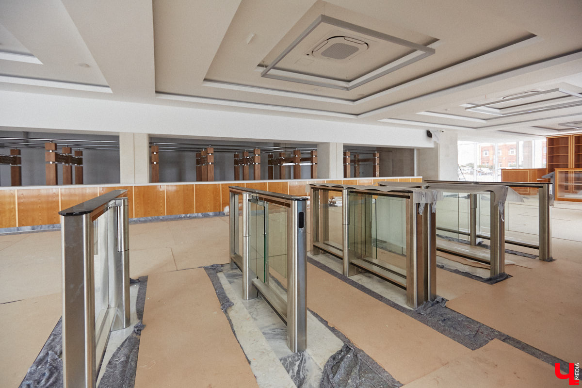 Во Владимире приступают к благоустройству Вокзальной площади. Работы продлятся два с половиной года и будут разбиты на несколько этапов. Первым делом на месте переложат коммуникации: перенесут газопровод, канализацию, водопровод и тепловые сети. Свои задачи по ремонту и у нового подрядчика, который будет задействован в реконструкции драмтеатра. Ему предстоит не только доделать, но и переделать часть объектов за предыдущей компанией.