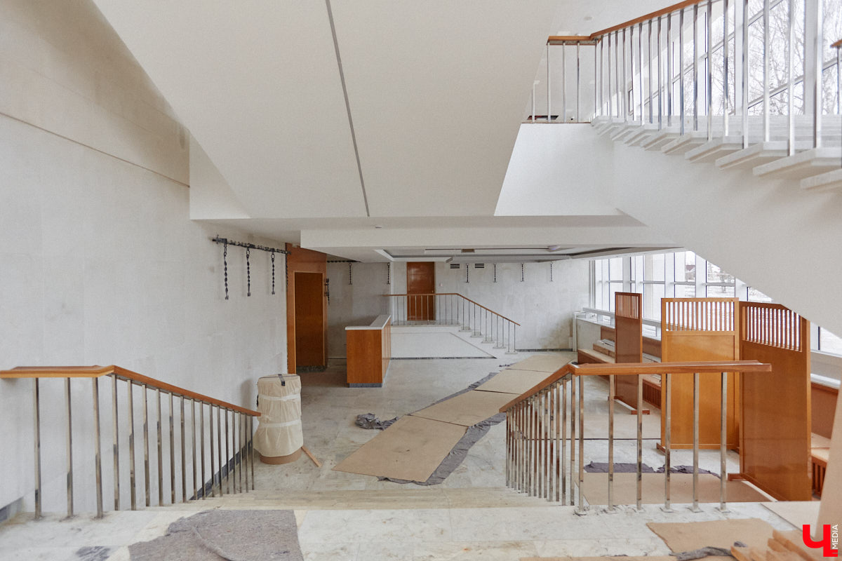 Во Владимире приступают к благоустройству Вокзальной площади. Работы продлятся два с половиной года и будут разбиты на несколько этапов. Первым делом на месте переложат коммуникации: перенесут газопровод, канализацию, водопровод и тепловые сети. Свои задачи по ремонту и у нового подрядчика, который будет задействован в реконструкции драмтеатра. Ему предстоит не только доделать, но и переделать часть объектов за предыдущей компанией.