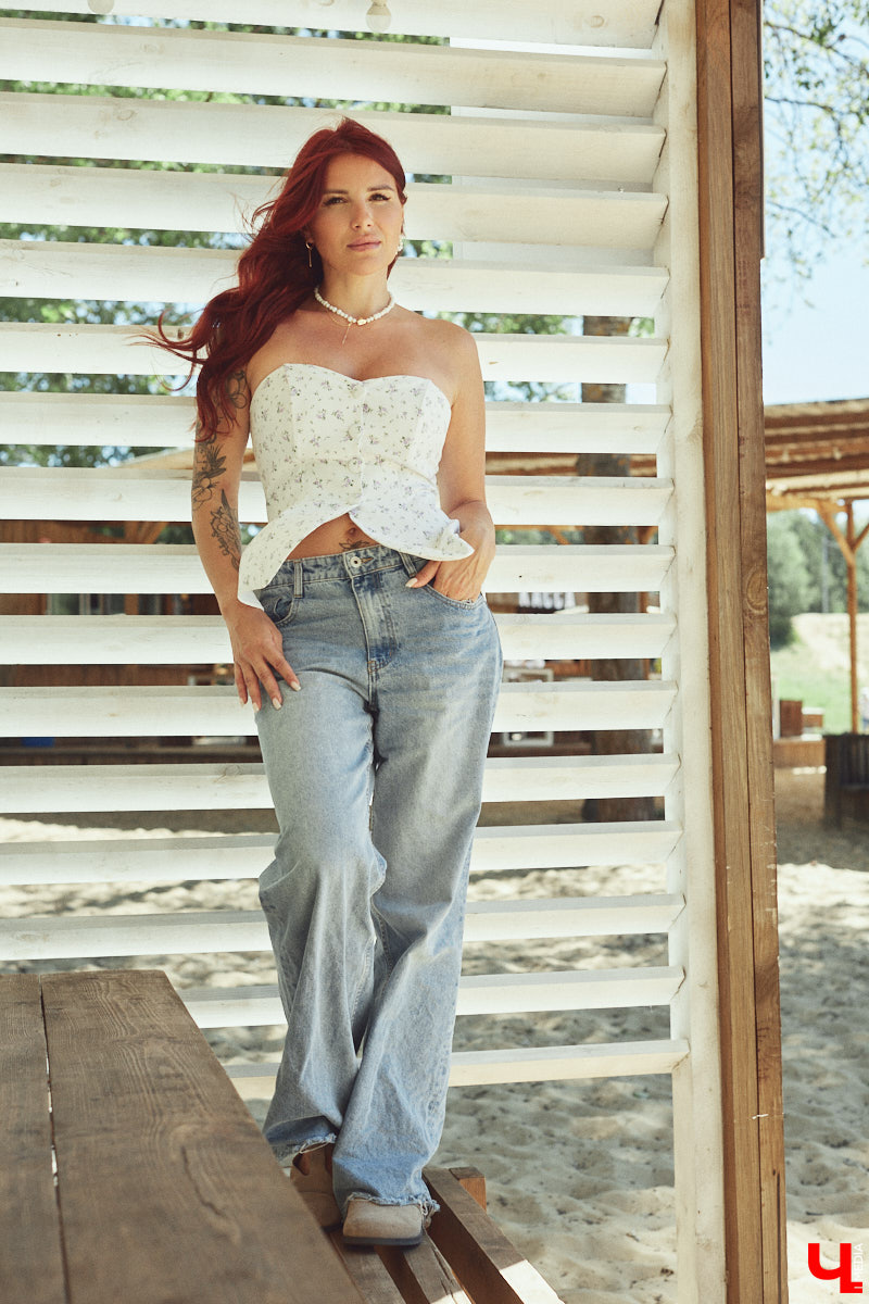 Рыжеволосую Екатерину Машковцеву трудно не заметить, а после получения титула «Миссис Владимирская земля — 2025» девушка засияла еще ярче. Стиль ее тоже чуть изменился: в спортивном гардеробе появилось больше женственных вещей. На берегу озера красотка продемонстрировала «Ключ-Медиа» три разноплановых аутфита.