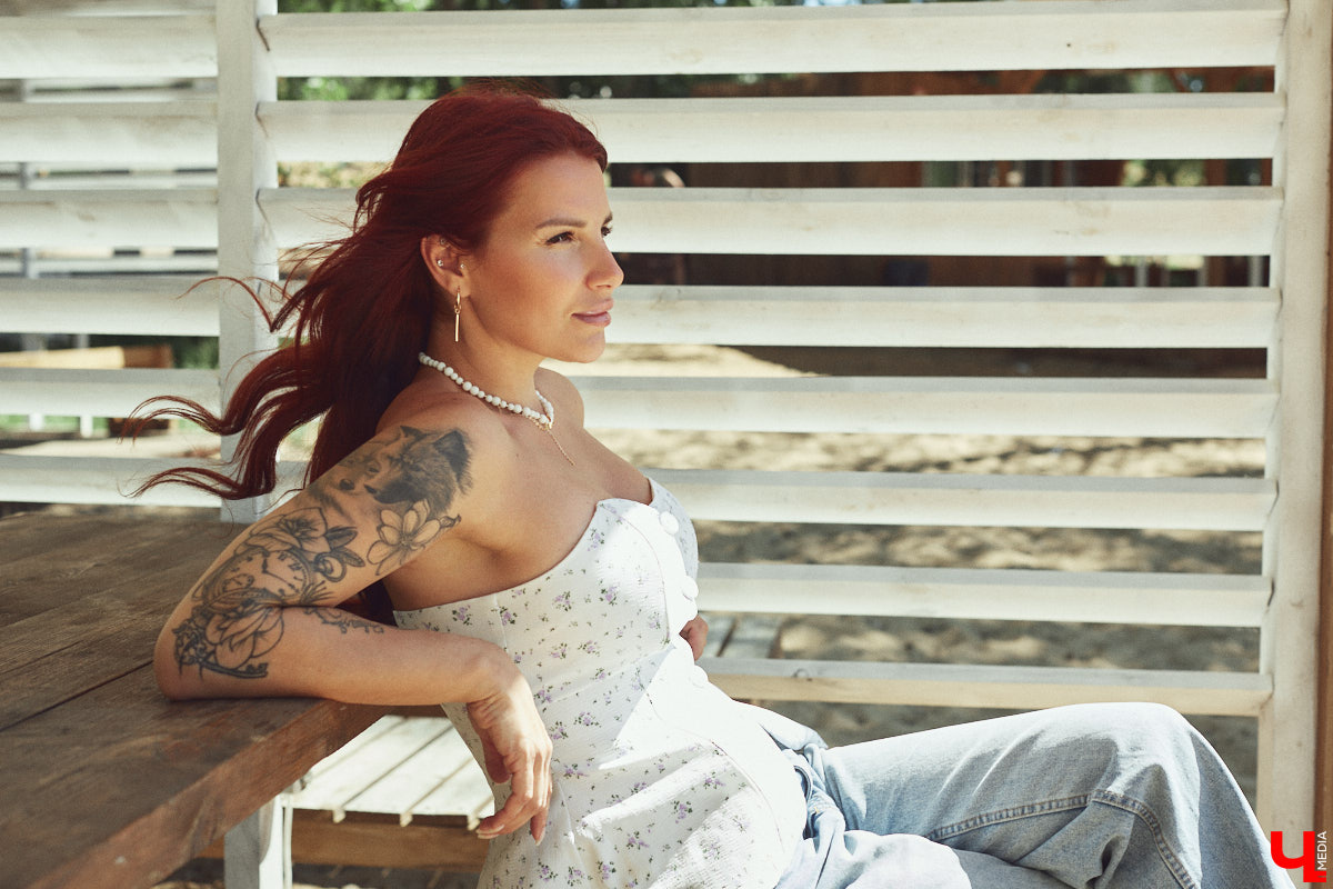 Рыжеволосую Екатерину Машковцеву трудно не заметить, а после получения титула «Миссис Владимирская земля — 2025» девушка засияла еще ярче. Стиль ее тоже чуть изменился: в спортивном гардеробе появилось больше женственных вещей. На берегу озера красотка продемонстрировала «Ключ-Медиа» три разноплановых аутфита.