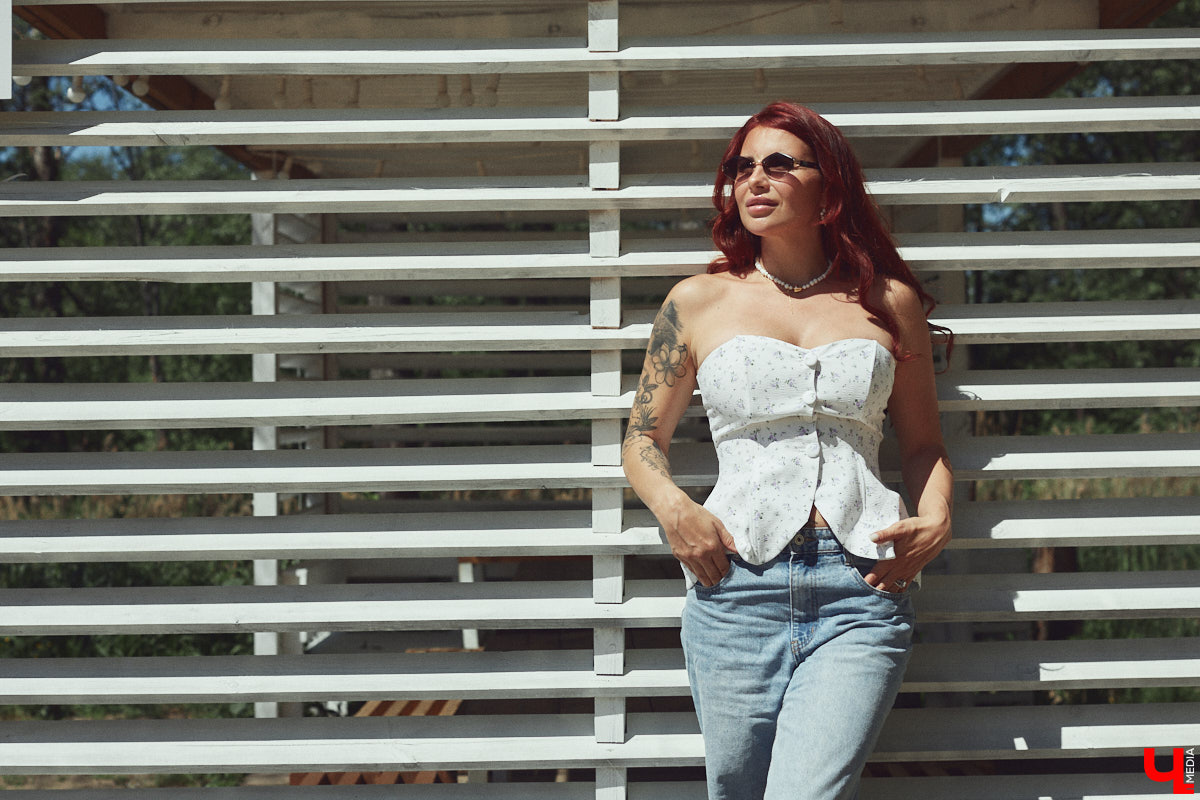 Рыжеволосую Екатерину Машковцеву трудно не заметить, а после получения титула «Миссис Владимирская земля — 2025» девушка засияла еще ярче. Стиль ее тоже чуть изменился: в спортивном гардеробе появилось больше женственных вещей. На берегу озера красотка продемонстрировала «Ключ-Медиа» три разноплановых аутфита.