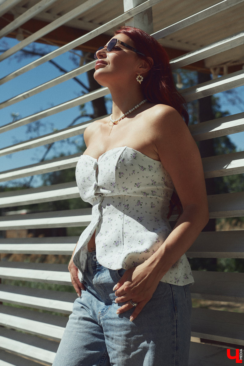 Рыжеволосую Екатерину Машковцеву трудно не заметить, а после получения титула «Миссис Владимирская земля — 2025» девушка засияла еще ярче. Стиль ее тоже чуть изменился: в спортивном гардеробе появилось больше женственных вещей. На берегу озера красотка продемонстрировала «Ключ-Медиа» три разноплановых аутфита.