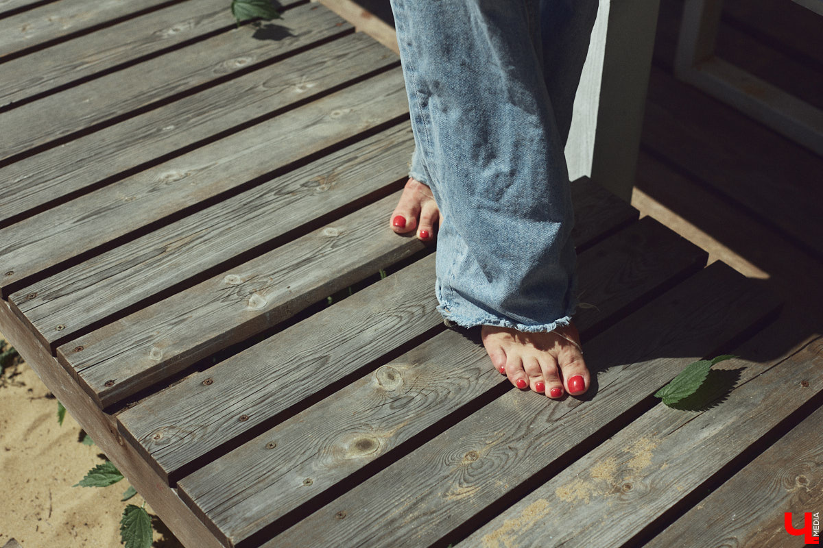 Рыжеволосую Екатерину Машковцеву трудно не заметить, а после получения титула «Миссис Владимирская земля — 2025» девушка засияла еще ярче. Стиль ее тоже чуть изменился: в спортивном гардеробе появилось больше женственных вещей. На берегу озера красотка продемонстрировала «Ключ-Медиа» три разноплановых аутфита.