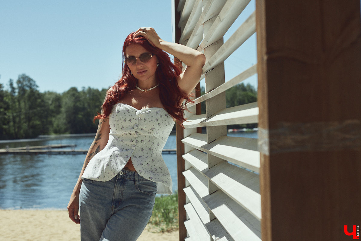 Рыжеволосую Екатерину Машковцеву трудно не заметить, а после получения титула «Миссис Владимирская земля — 2025» девушка засияла еще ярче. Стиль ее тоже чуть изменился: в спортивном гардеробе появилось больше женственных вещей. На берегу озера красотка продемонстрировала «Ключ-Медиа» три разноплановых аутфита.