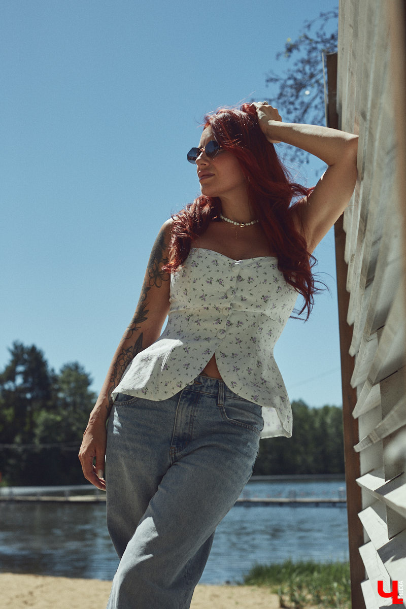 Рыжеволосую Екатерину Машковцеву трудно не заметить, а после получения титула «Миссис Владимирская земля — 2025» девушка засияла еще ярче. Стиль ее тоже чуть изменился: в спортивном гардеробе появилось больше женственных вещей. На берегу озера красотка продемонстрировала «Ключ-Медиа» три разноплановых аутфита.