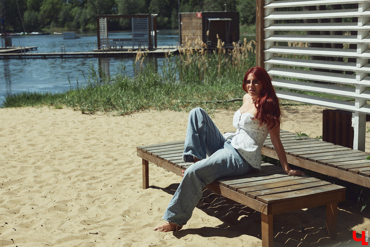 Рыжеволосую Екатерину Машковцеву трудно не заметить, а после получения титула «Миссис Владимирская земля — 2025» девушка засияла еще ярче. Стиль ее тоже чуть изменился: в спортивном гардеробе появилось больше женственных вещей. На берегу озера красотка продемонстрировала «Ключ-Медиа» три разноплановых аутфита.