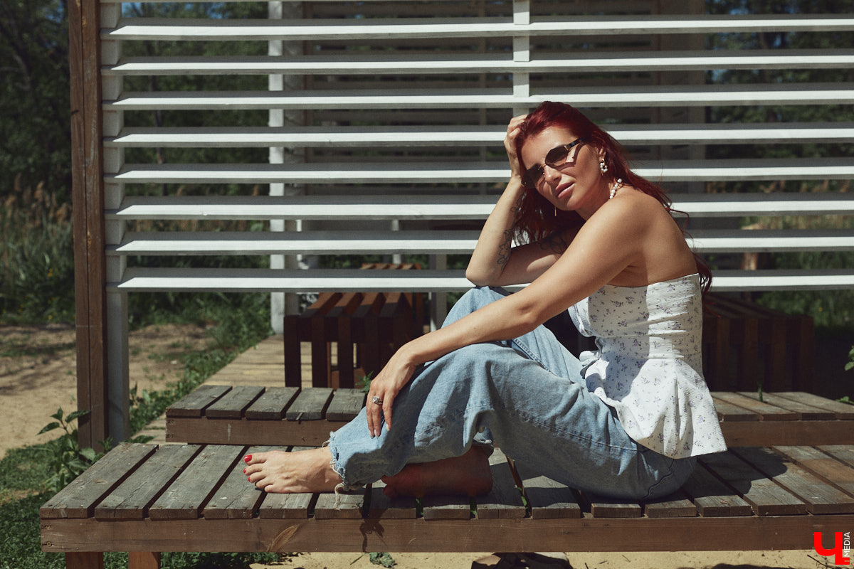 Рыжеволосую Екатерину Машковцеву трудно не заметить, а после получения титула «Миссис Владимирская земля — 2025» девушка засияла еще ярче. Стиль ее тоже чуть изменился: в спортивном гардеробе появилось больше женственных вещей. На берегу озера красотка продемонстрировала «Ключ-Медиа» три разноплановых аутфита.