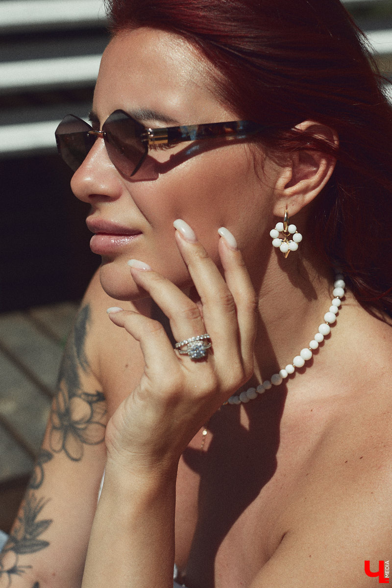 Рыжеволосую Екатерину Машковцеву трудно не заметить, а после получения титула «Миссис Владимирская земля — 2025» девушка засияла еще ярче. Стиль ее тоже чуть изменился: в спортивном гардеробе появилось больше женственных вещей. На берегу озера красотка продемонстрировала «Ключ-Медиа» три разноплановых аутфита.