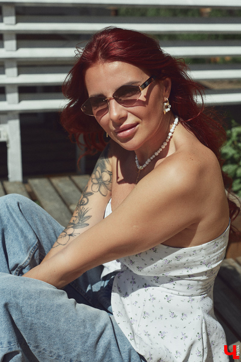 Рыжеволосую Екатерину Машковцеву трудно не заметить, а после получения титула «Миссис Владимирская земля — 2025» девушка засияла еще ярче. Стиль ее тоже чуть изменился: в спортивном гардеробе появилось больше женственных вещей. На берегу озера красотка продемонстрировала «Ключ-Медиа» три разноплановых аутфита.