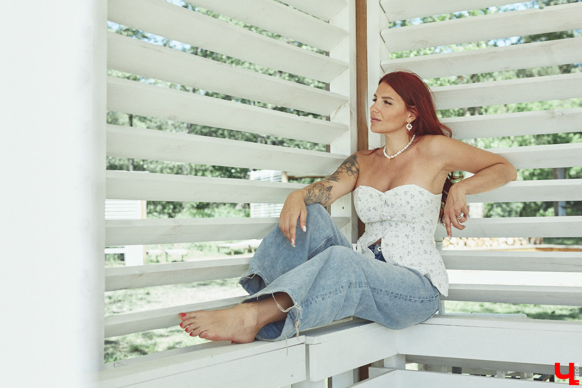 Рыжеволосую Екатерину Машковцеву трудно не заметить, а после получения титула «Миссис Владимирская земля — 2025» девушка засияла еще ярче. Стиль ее тоже чуть изменился: в спортивном гардеробе появилось больше женственных вещей. На берегу озера красотка продемонстрировала «Ключ-Медиа» три разноплановых аутфита.