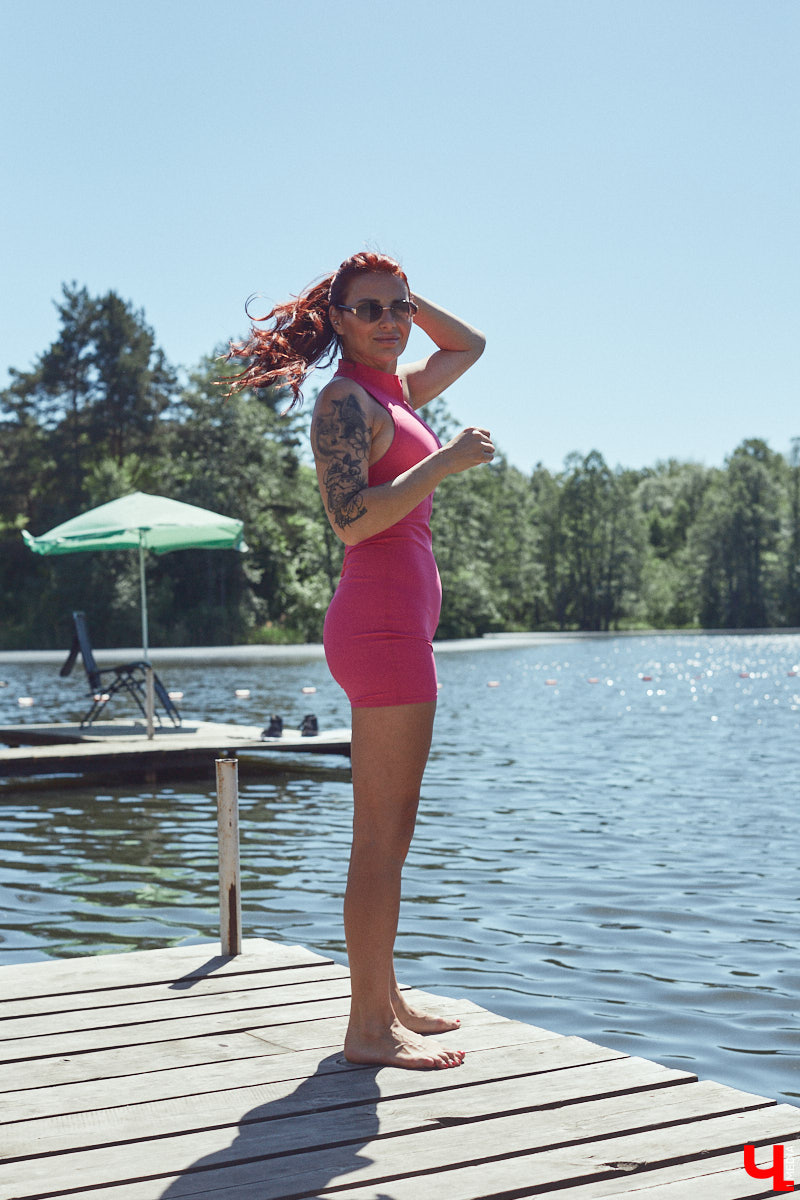 Рыжеволосую Екатерину Машковцеву трудно не заметить, а после получения титула «Миссис Владимирская земля — 2025» девушка засияла еще ярче. Стиль ее тоже чуть изменился: в спортивном гардеробе появилось больше женственных вещей. На берегу озера красотка продемонстрировала «Ключ-Медиа» три разноплановых аутфита.