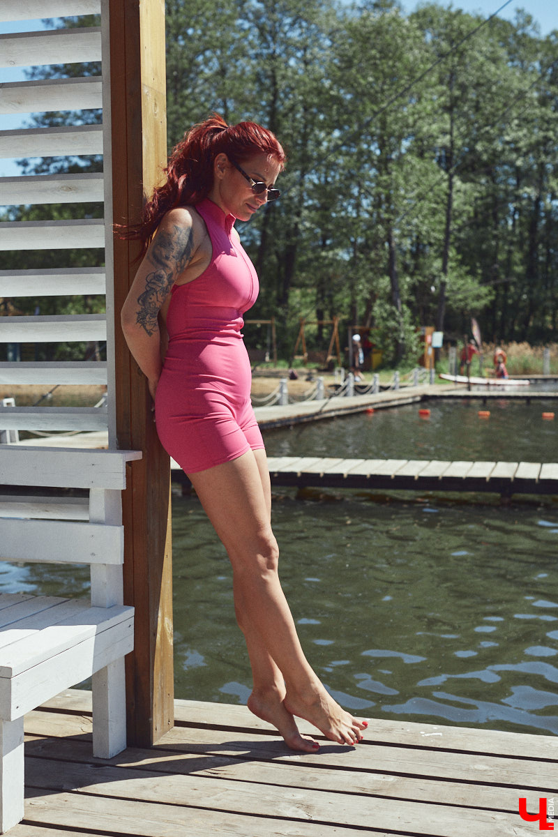 Рыжеволосую Екатерину Машковцеву трудно не заметить, а после получения титула «Миссис Владимирская земля — 2025» девушка засияла еще ярче. Стиль ее тоже чуть изменился: в спортивном гардеробе появилось больше женственных вещей. На берегу озера красотка продемонстрировала «Ключ-Медиа» три разноплановых аутфита.