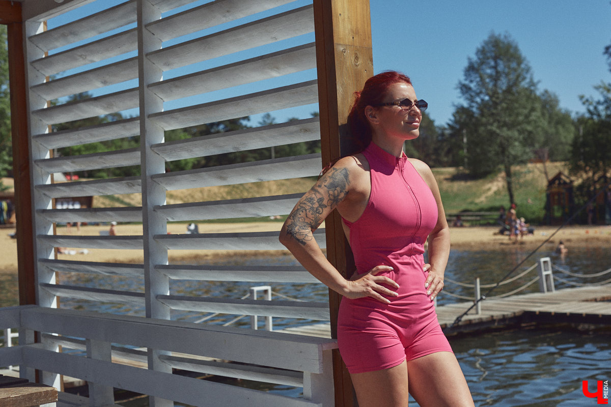 Рыжеволосую Екатерину Машковцеву трудно не заметить, а после получения титула «Миссис Владимирская земля — 2025» девушка засияла еще ярче. Стиль ее тоже чуть изменился: в спортивном гардеробе появилось больше женственных вещей. На берегу озера красотка продемонстрировала «Ключ-Медиа» три разноплановых аутфита.