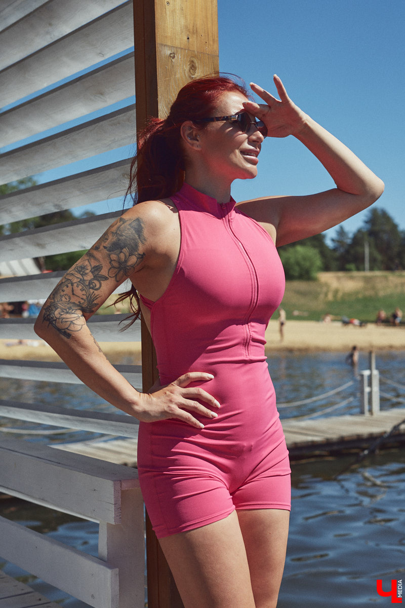 Рыжеволосую Екатерину Машковцеву трудно не заметить, а после получения титула «Миссис Владимирская земля — 2025» девушка засияла еще ярче. Стиль ее тоже чуть изменился: в спортивном гардеробе появилось больше женственных вещей. На берегу озера красотка продемонстрировала «Ключ-Медиа» три разноплановых аутфита.