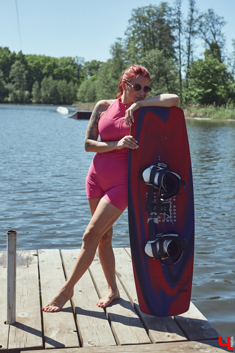 Рыжеволосую Екатерину Машковцеву трудно не заметить, а после получения титула «Миссис Владимирская земля — 2025» девушка засияла еще ярче. Стиль ее тоже чуть изменился: в спортивном гардеробе появилось больше женственных вещей. На берегу озера красотка продемонстрировала «Ключ-Медиа» три разноплановых аутфита.