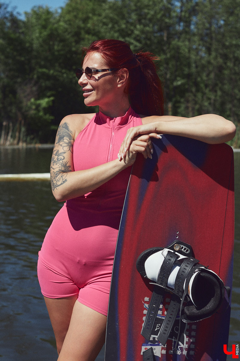 Рыжеволосую Екатерину Машковцеву трудно не заметить, а после получения титула «Миссис Владимирская земля — 2025» девушка засияла еще ярче. Стиль ее тоже чуть изменился: в спортивном гардеробе появилось больше женственных вещей. На берегу озера красотка продемонстрировала «Ключ-Медиа» три разноплановых аутфита.