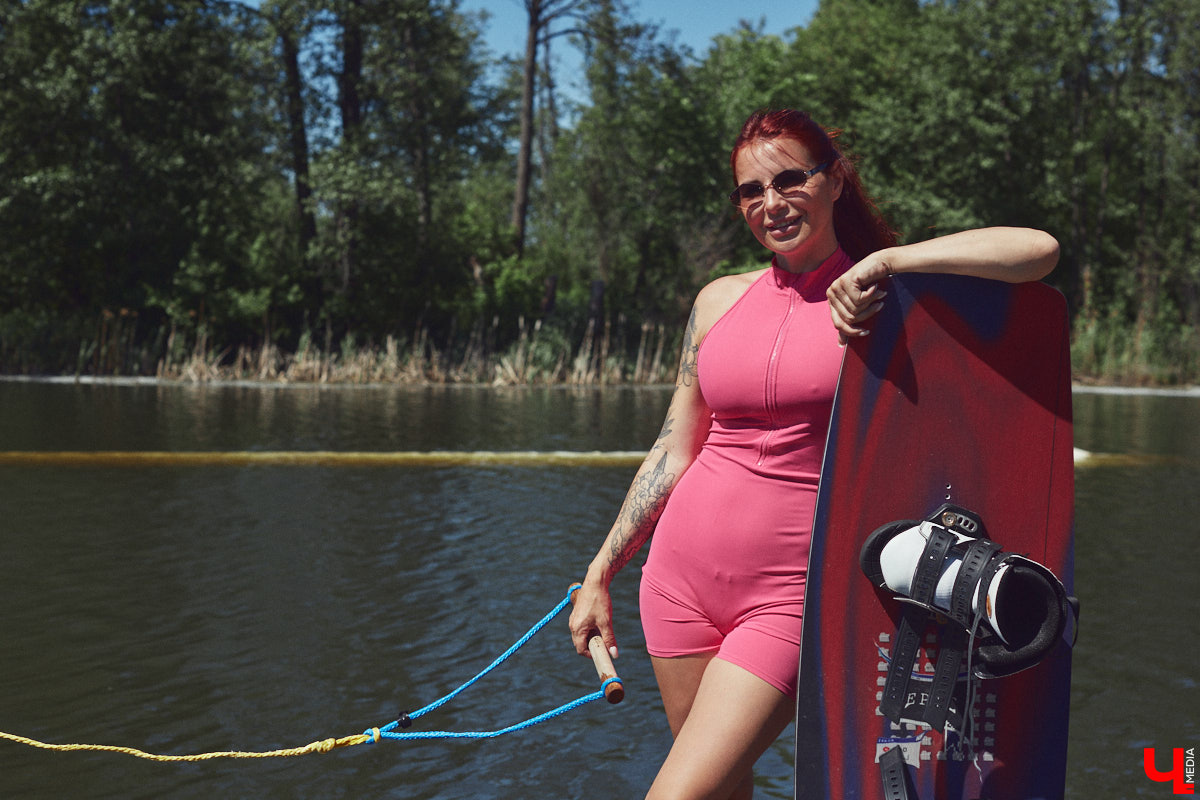 Рыжеволосую Екатерину Машковцеву трудно не заметить, а после получения титула «Миссис Владимирская земля — 2025» девушка засияла еще ярче. Стиль ее тоже чуть изменился: в спортивном гардеробе появилось больше женственных вещей. На берегу озера красотка продемонстрировала «Ключ-Медиа» три разноплановых аутфита.