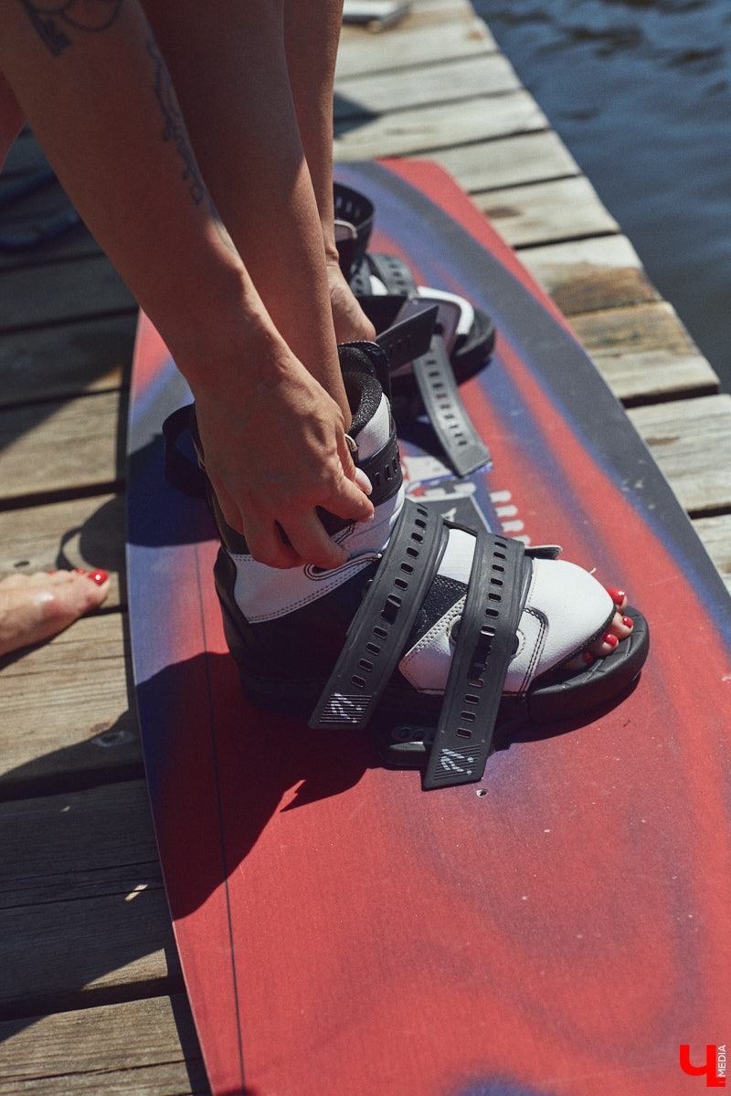 Рыжеволосую Екатерину Машковцеву трудно не заметить, а после получения титула «Миссис Владимирская земля — 2025» девушка засияла еще ярче. Стиль ее тоже чуть изменился: в спортивном гардеробе появилось больше женственных вещей. На берегу озера красотка продемонстрировала «Ключ-Медиа» три разноплановых аутфита.