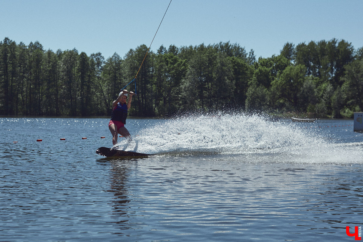 Рыжеволосую Екатерину Машковцеву трудно не заметить, а после получения титула «Миссис Владимирская земля — 2025» девушка засияла еще ярче. Стиль ее тоже чуть изменился: в спортивном гардеробе появилось больше женственных вещей. На берегу озера красотка продемонстрировала «Ключ-Медиа» три разноплановых аутфита.