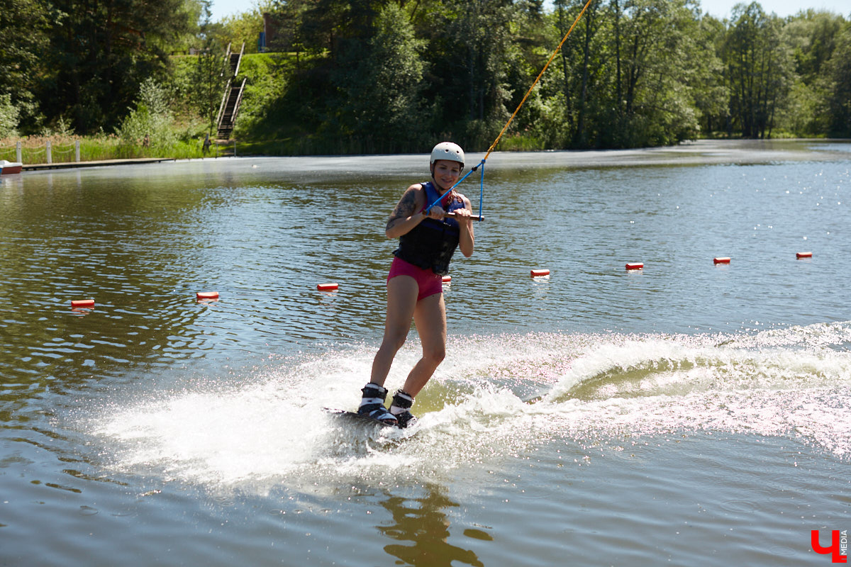 Рыжеволосую Екатерину Машковцеву трудно не заметить, а после получения титула «Миссис Владимирская земля — 2025» девушка засияла еще ярче. Стиль ее тоже чуть изменился: в спортивном гардеробе появилось больше женственных вещей. На берегу озера красотка продемонстрировала «Ключ-Медиа» три разноплановых аутфита.