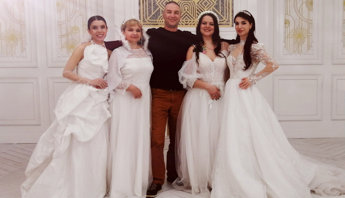 На прошлой неделе владимирские зрители реалити-шоу «Четыре свадьбы» от телеканала «Пятница» затаив дыхание следили за напряженной борьбой четырех семейных пар. Еще бы! В числе претендентов на главный приз — романтическое путешествие — оказались Елена и Доброслав Белояровы из столицы 33-го региона, представшие на торжестве в образах сказочных персонажей.