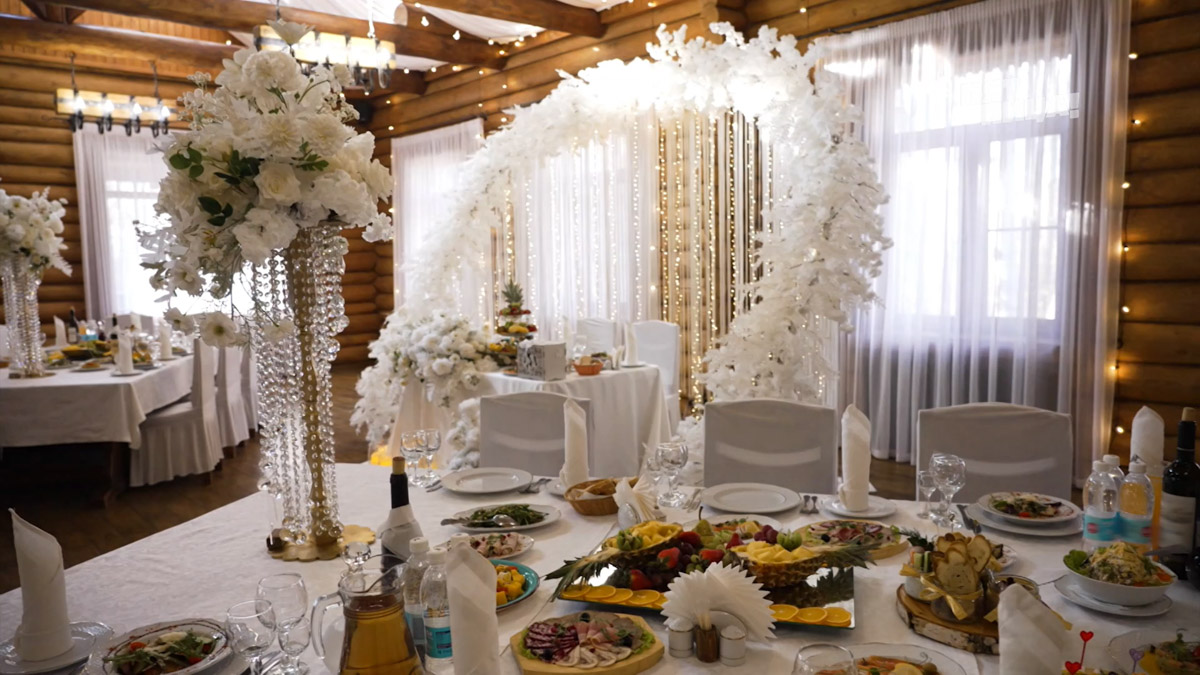 На прошлой неделе владимирские зрители реалити-шоу «Четыре свадьбы» от телеканала «Пятница» затаив дыхание следили за напряженной борьбой четырех семейных пар. Еще бы! В числе претендентов на главный приз — романтическое путешествие — оказались Елена и Доброслав Белояровы из столицы 33-го региона, представшие на торжестве в образах сказочных персонажей.