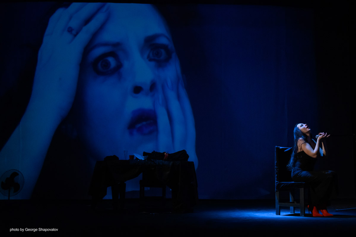 Валерия Емельянова вернулась из Казахстана, где представляла Россию на театральном фестивале Monofest. Ее проект «Человеческий голос» включили в основную программу наряду со спектаклями участников из других стран. В итоге актриса получила награду за самый яркий сценический образ — одну из ключевых премий фестиваля.