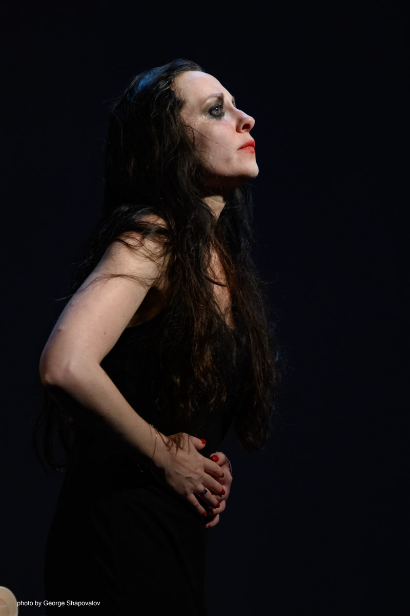 Валерия Емельянова вернулась из Казахстана, где представляла Россию на театральном фестивале Monofest. Ее проект «Человеческий голос» включили в основную программу наряду со спектаклями участников из других стран. В итоге актриса получила награду за самый яркий сценический образ — одну из ключевых премий фестиваля.