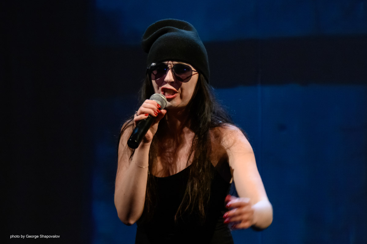 Валерия Емельянова вернулась из Казахстана, где представляла Россию на театральном фестивале Monofest. Ее проект «Человеческий голос» включили в основную программу наряду со спектаклями участников из других стран. В итоге актриса получила награду за самый яркий сценический образ — одну из ключевых премий фестиваля.