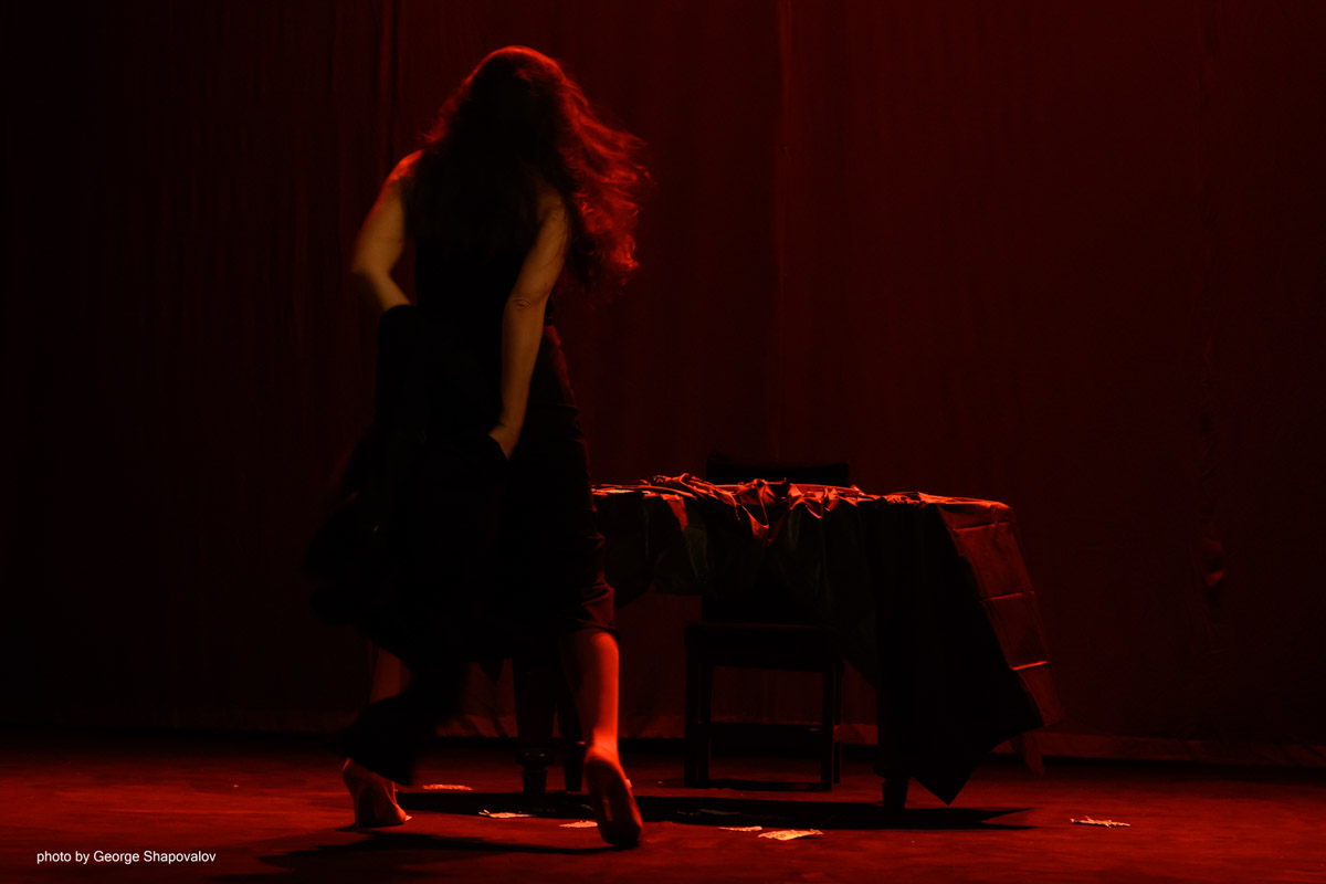 Валерия Емельянова вернулась из Казахстана, где представляла Россию на театральном фестивале Monofest. Ее проект «Человеческий голос» включили в основную программу наряду со спектаклями участников из других стран. В итоге актриса получила награду за самый яркий сценический образ — одну из ключевых премий фестиваля.