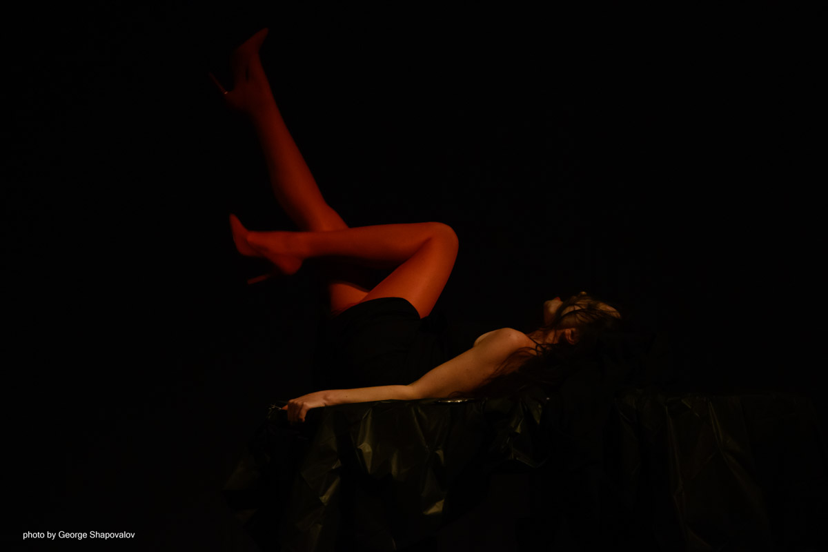 Валерия Емельянова вернулась из Казахстана, где представляла Россию на театральном фестивале Monofest. Ее проект «Человеческий голос» включили в основную программу наряду со спектаклями участников из других стран. В итоге актриса получила награду за самый яркий сценический образ — одну из ключевых премий фестиваля.