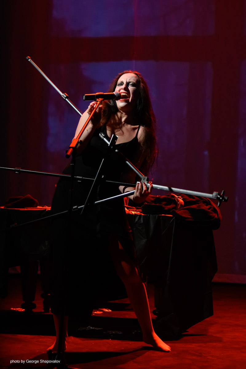 Валерия Емельянова вернулась из Казахстана, где представляла Россию на театральном фестивале Monofest. Ее проект «Человеческий голос» включили в основную программу наряду со спектаклями участников из других стран. В итоге актриса получила награду за самый яркий сценический образ — одну из ключевых премий фестиваля.