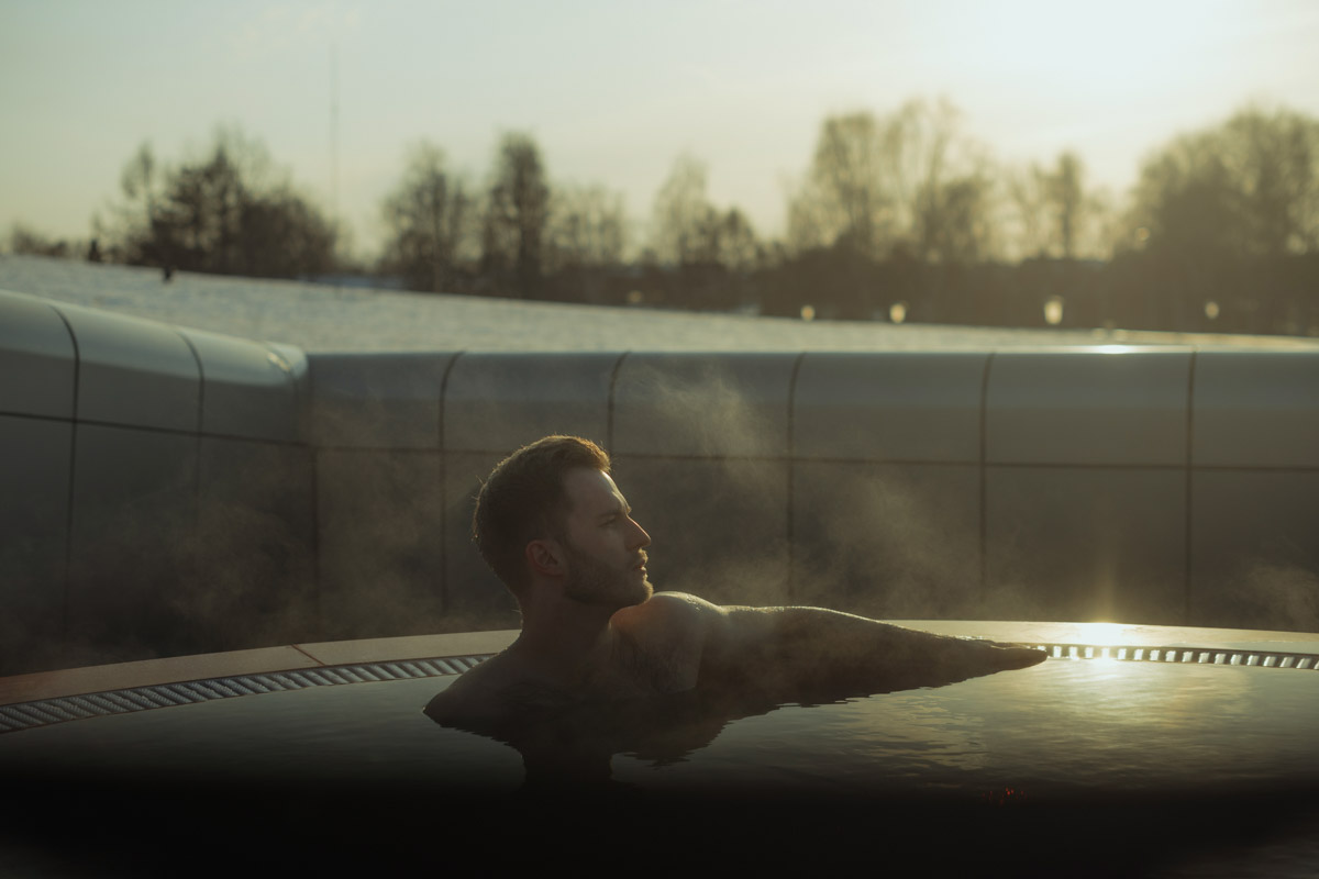 Лето — время брызг, движения и новых впечатлений. Все это предлагает в новом сезоне курорт «Суздаль АКВА». Вечеринки и анимационные программы, водные развлечения и спа-процедуры, мастер-классы с известными людьми. Кстати, в прошедшую субботу своими знаниями бесплатно делился признанный банный эксперт Иван Бояринцев! Он раскрыл гостям секреты индивидуального и коллективного парения.