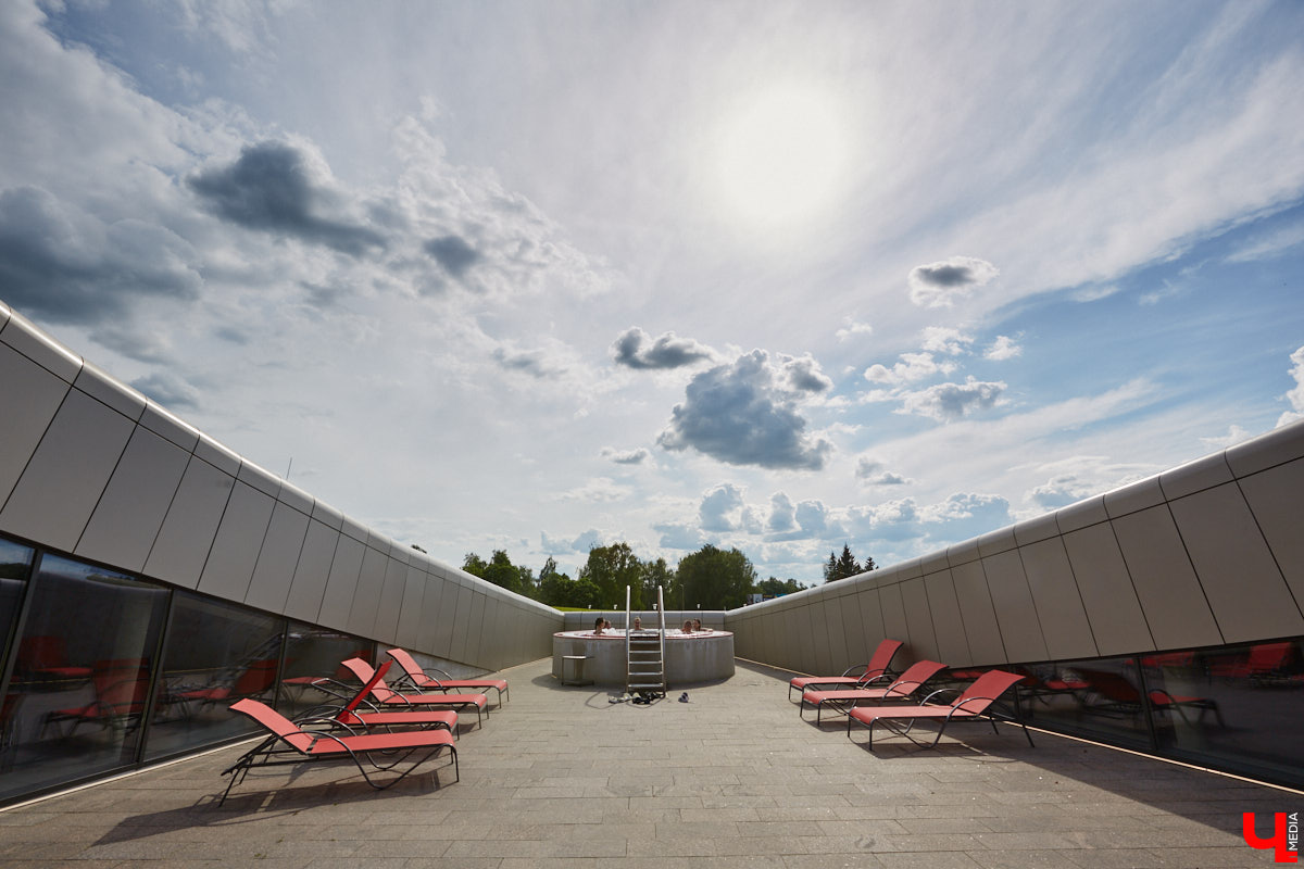 Лето — время брызг, движения и новых впечатлений. Все это предлагает в новом сезоне курорт «Суздаль АКВА». Вечеринки и анимационные программы, водные развлечения и спа-процедуры, мастер-классы с известными людьми. Кстати, в прошедшую субботу своими знаниями бесплатно делился признанный банный эксперт Иван Бояринцев! Он раскрыл гостям секреты индивидуального и коллективного парения.