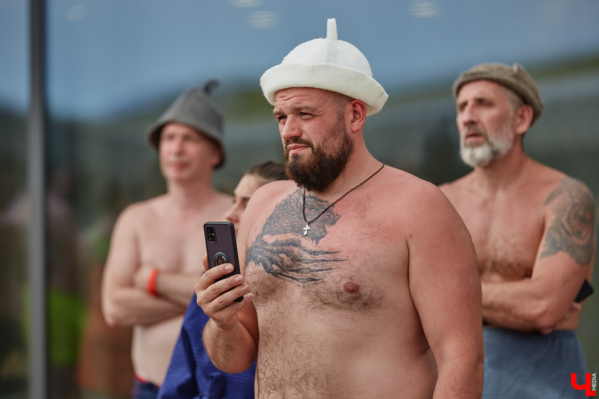 Лето — время брызг, движения и новых впечатлений. Все это предлагает в новом сезоне курорт «Суздаль АКВА». Вечеринки и анимационные программы, водные развлечения и спа-процедуры, мастер-классы с известными людьми. Кстати, в прошедшую субботу своими знаниями бесплатно делился признанный банный эксперт Иван Бояринцев! Он раскрыл гостям секреты индивидуального и коллективного парения.